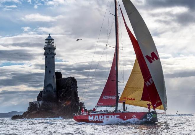 MAPFRE rounding the Fastnet Rock – Rolex Fastnet Race ©  Rolex/ Kurt Arrigo http://www.regattanews.com